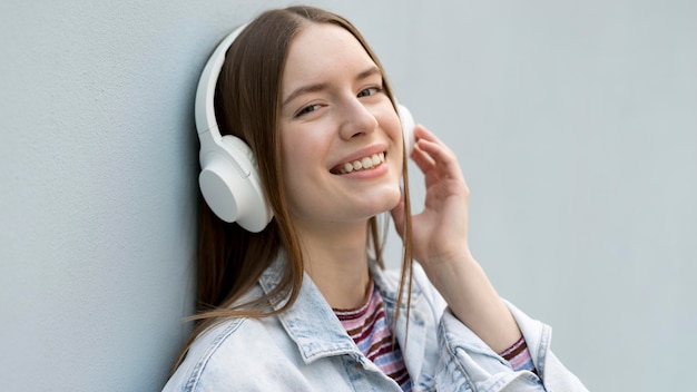 Mujer feliz escuchando música