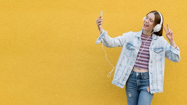 Foto gratuita mujer feliz escuchando música