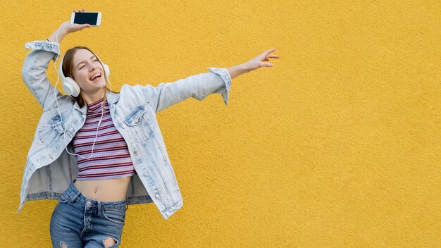 Mujer feliz escuchando música