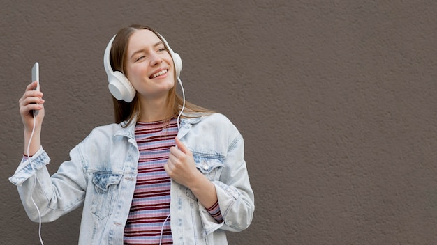 Foto gratuita mujer feliz escuchando música