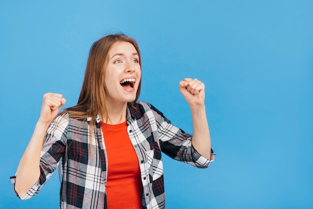 Mujer feliz con espacio de copia