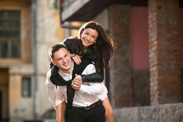 Mujer feliz en la espalda de su novio