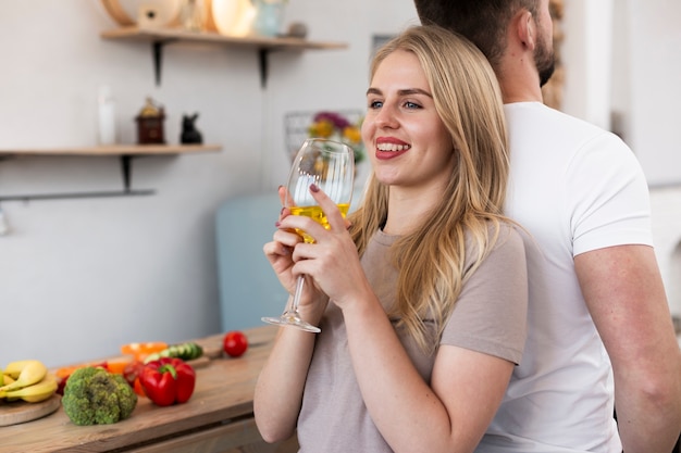 Mujer feliz de espaldas a su hombre