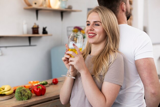 Mujer feliz de espaldas a su hombre