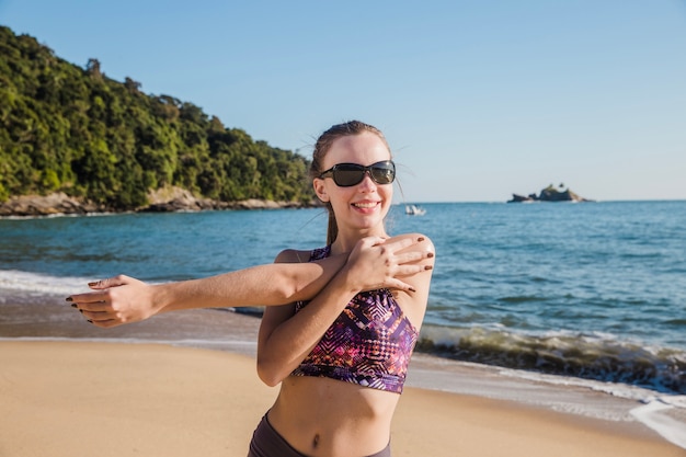 Mujer feliz estirando brazos