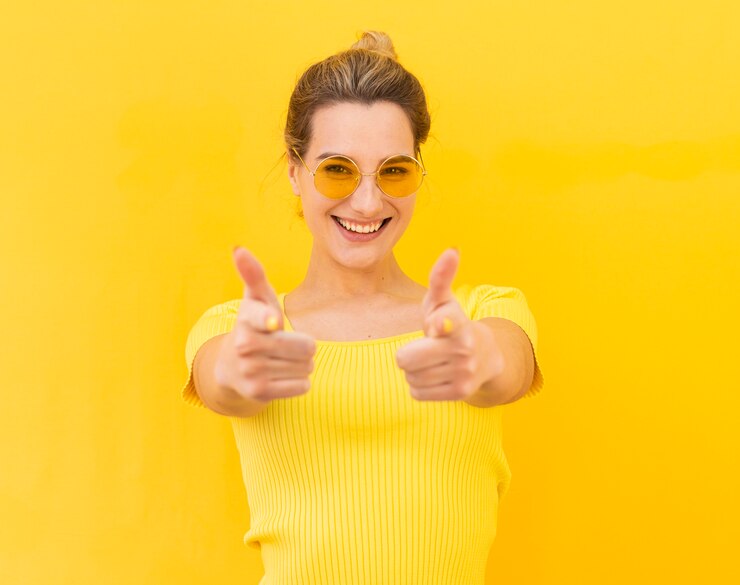 Foto gratuito mujer feliz expresando su aprobación