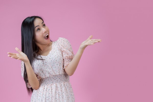 mujer feliz con expresión de sorpresa