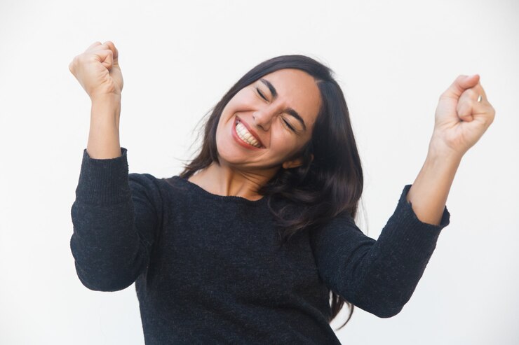 Foto gratuito mujer feliz feliz celebrando el éxito