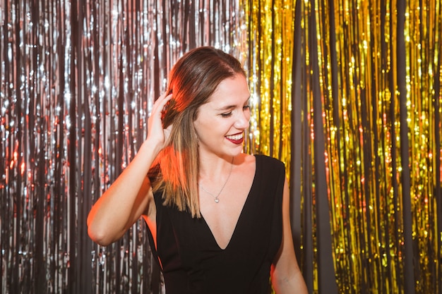 Mujer feliz en fiesta de año nuevo