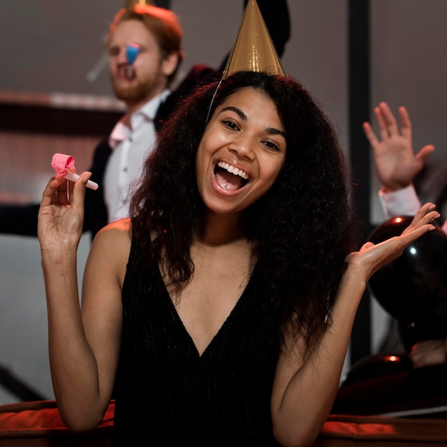 Mujer feliz en la fiesta de fin de año