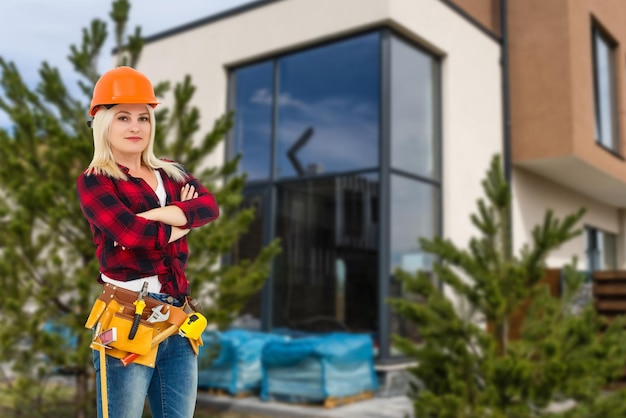 Mujer feliz en el fondo de una casa nueva. Retrato del comprador por primera vez, dueño de casa, inquilino de apartamento, inquilino de piso o casera. Día de mudanza y concepto de compra de propiedad propia.