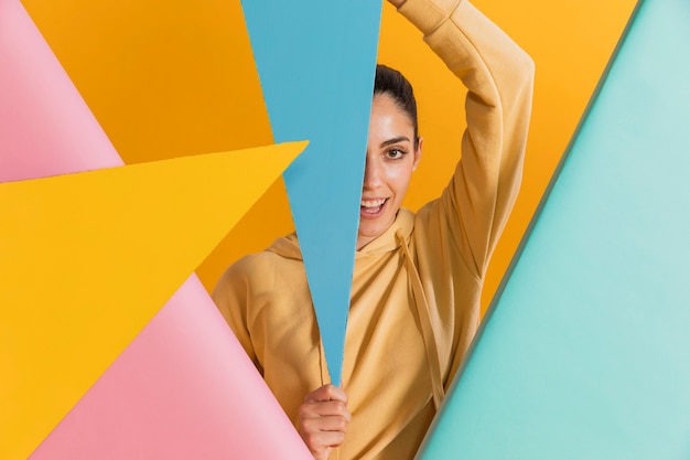 Mujer feliz con formas geométricas.