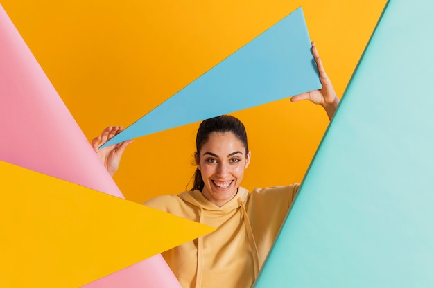 Mujer feliz con formas geométricas.