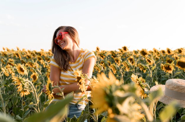 Mujer feliz con gafas de sol en forma de corazón