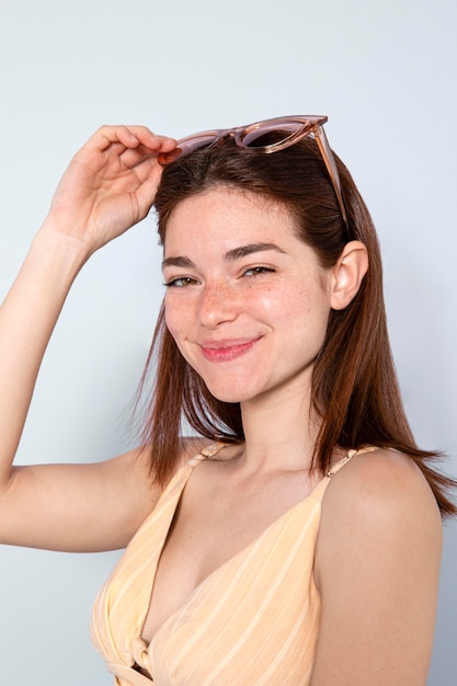 Mujer feliz con gafas de sol tiro medio