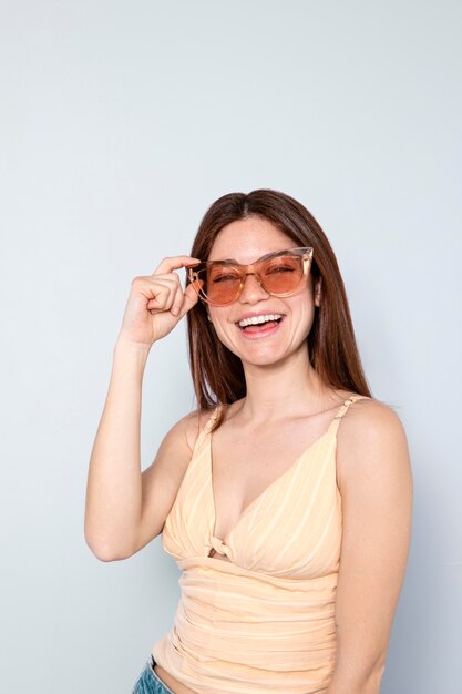 Mujer feliz con gafas de sol