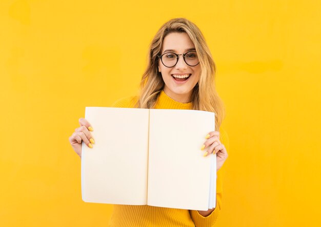 Mujer feliz con gafas