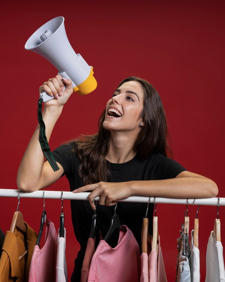 Foto gratuito mujer feliz gritando a través del megáfono