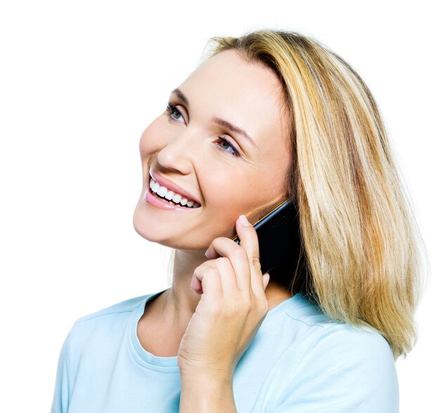 Mujer feliz hablando por teléfono aislado en blanco