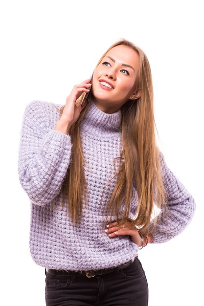 Mujer feliz hablando por teléfono. Cara con sonrisa dentuda, aislado sobre blanco