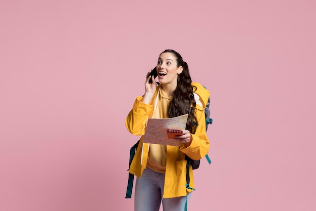 Mujer feliz hablando por teléfono mientras viaja