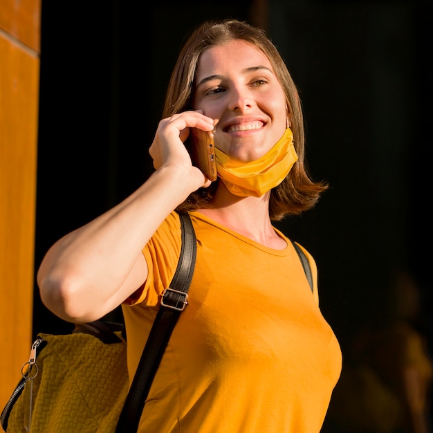 Foto gratuita mujer feliz hablando por teléfono