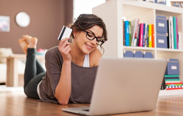 Mujer feliz haciendo compras online en casa