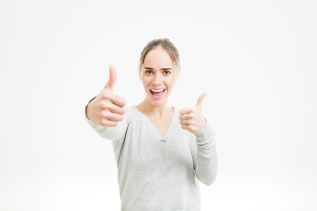 Mujer feliz haciendo gesto de pulgar arriba