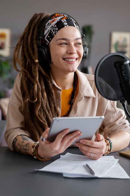 Mujer feliz haciendo podcast tiro medio