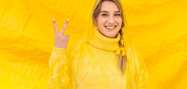 Mujer feliz haciendo el signo de paz