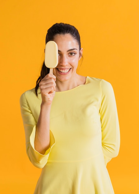 Foto gratuita mujer feliz con helado