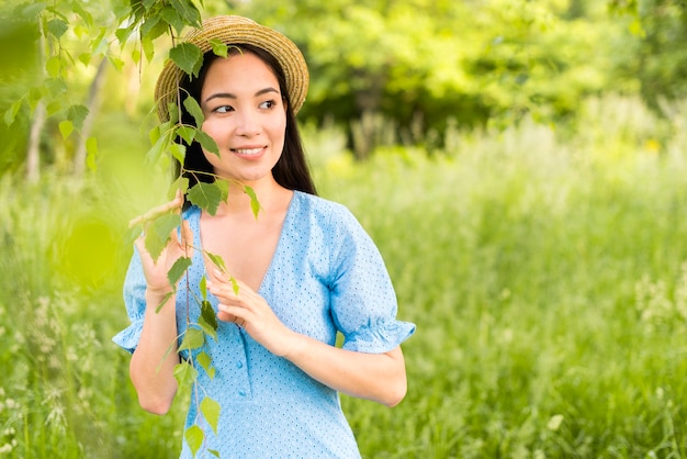 Mujer feliz hermosa joven que sonríe en naturaleza