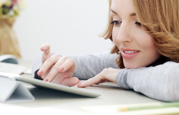 Mujer feliz con ipad