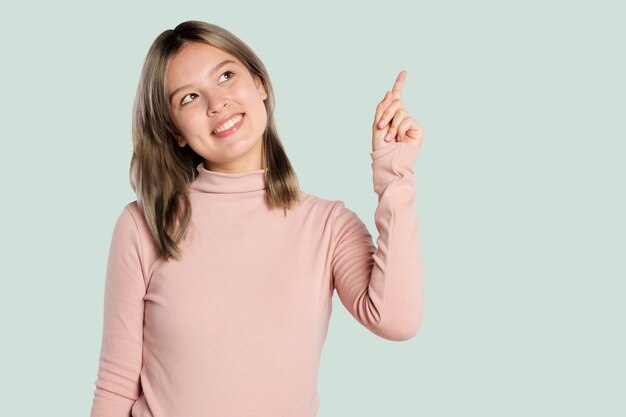 Mujer feliz en un jersey de cuello alto rosa