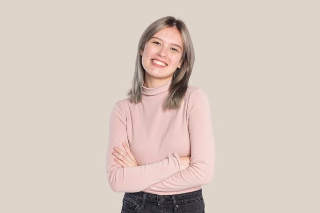 Mujer feliz en un jersey de cuello alto rosa