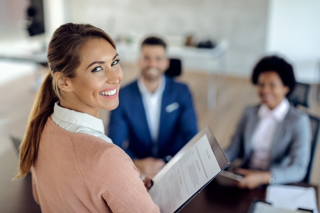 Mujer feliz joven que tiene una entrevista de trabajo en la oficina