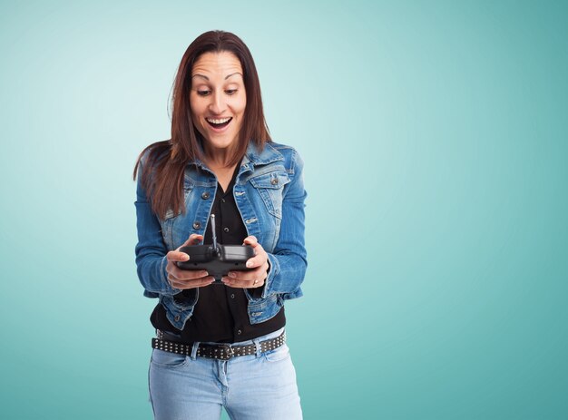 Mujer feliz jugando con un mando radiocontrol