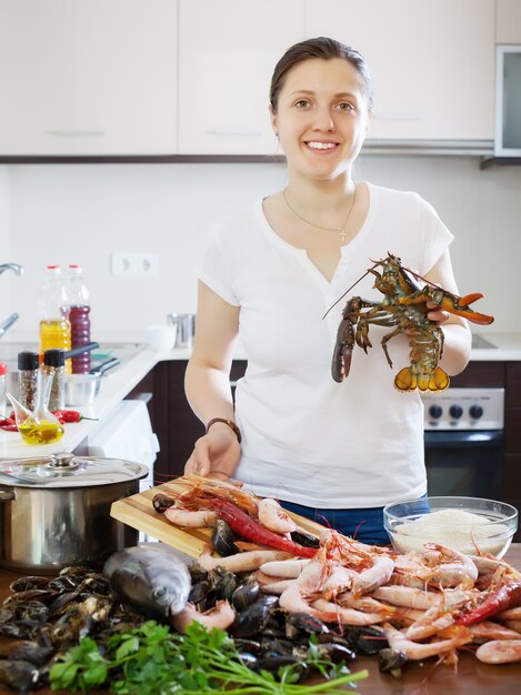 Mujer feliz con langosta