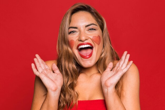 Mujer feliz con lápiz labial rojo