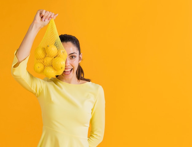 Foto gratuita mujer feliz con limones