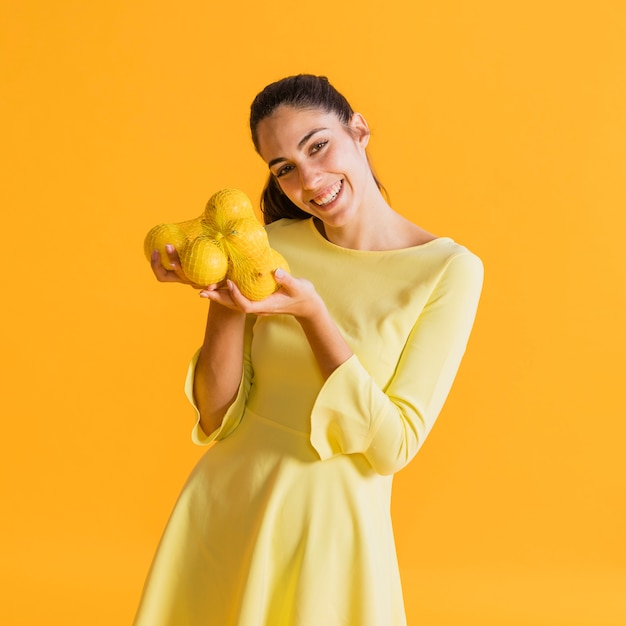 Mujer feliz con limones