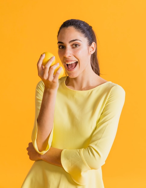 Foto gratuita mujer feliz con limones