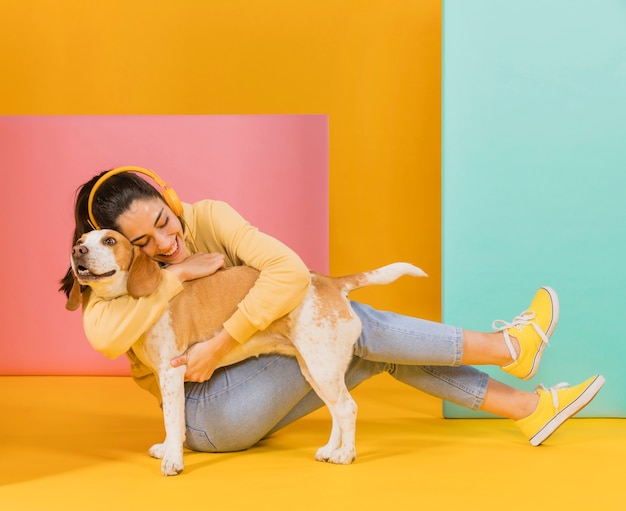 Foto gratuita mujer feliz con un lindo perro