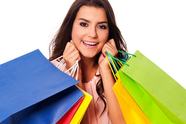 Mujer feliz con llena de bolsas de la compra.