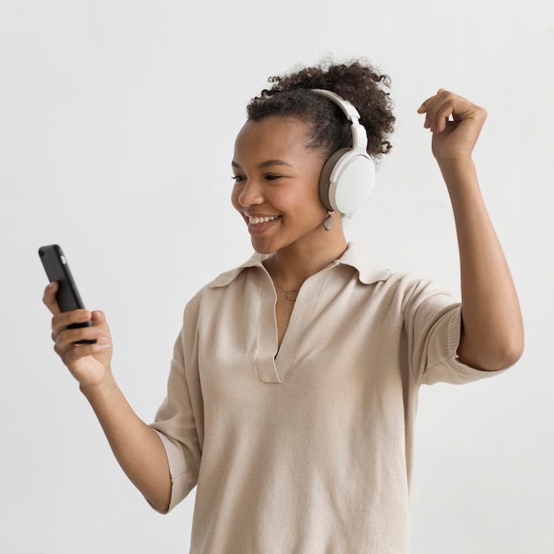 Mujer feliz, llevando, auriculares