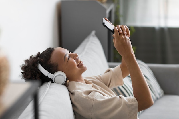 Mujer feliz, llevando, auriculares