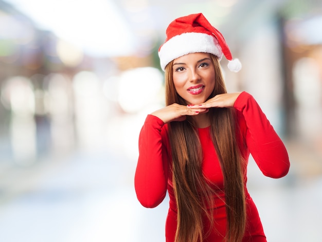 Mujer feliz llevando gorro de santa claus