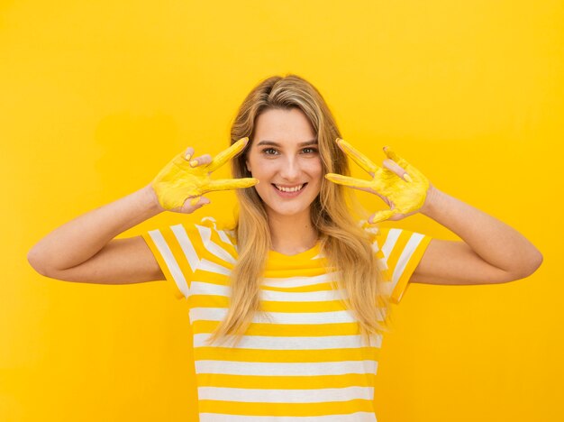 Mujer feliz con manos pintadas