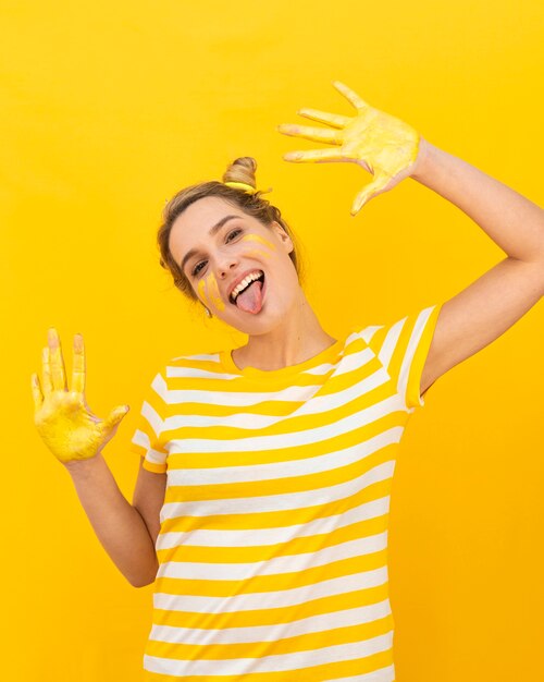 Mujer feliz con manos pintadas