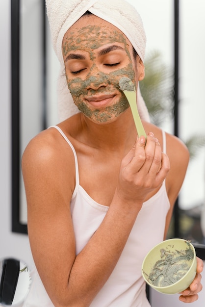 Foto gratuita mujer feliz con una máscara casera en su rostro